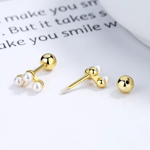 Orecchini a lobo con perle in argento 925 con chiusura a vite e finitura in oro lucido