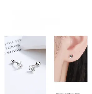 Détail macro de boucles d'oreilles rose en argent 925 avec fermoir à vis sécurisé