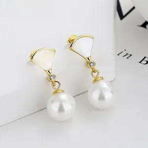 Macro di orecchini a ventaglio con perle in oro e dettagli in argento S925