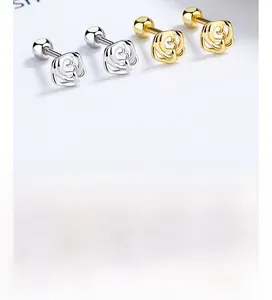 Vue macro de boucles d'oreilles rose en argent 925 avec fermoirs à vis dorés et argentés