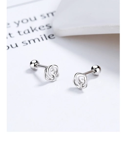 Détail macro de boucles d'oreilles rose en argent S925 avec fermoir à vis sécurisé