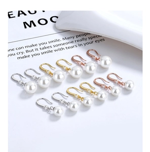 Détail de boucles d'oreilles perles en argent 925 avec zircon en argent, or et or rose