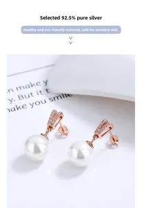 Détail d'une boucle d'oreille en argent S925 avec perle et zircons en finition rose
