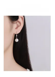 Vue détaillée d'une boucle d'oreille en argent 925 avec perle et petit diamant