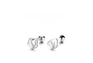 Vue détaillée des boucles d'oreilles rose en argent S925 avec fermoirs à vis sécurisés
