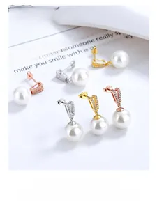 Détail de boucles d'oreilles en argent S925 avec perles en finitions or et argent