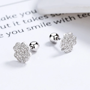 Boucles d'oreilles trèfle à quatre feuilles argentées avec zircons et fermoir à vis