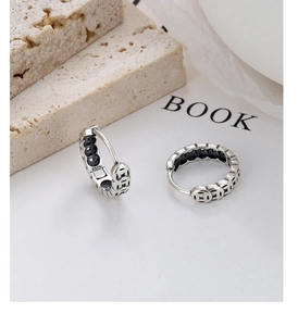 Vue détaillée des boucles d'oreilles pièces en argent 925 avec motif gravé rétro