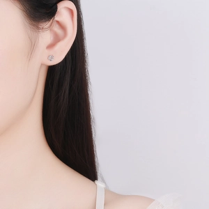 Boucle d'oreille rose en argent 925 avec fermoir à vis sur l'oreille d'un modèle