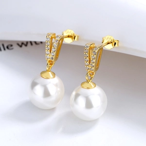 Boucles d'oreilles élégantes en argent S925 doré avec perle et zircon en V sur blanc