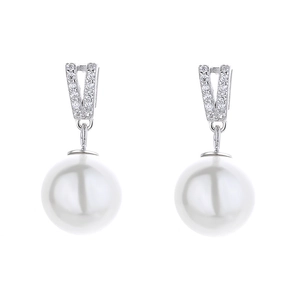 Boucles d'oreilles perles en argent 925 style français avec cristaux sur fond blanc