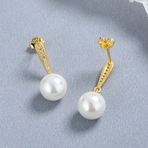 Orecchini a pendente in argento 925 con perle bianche e accenti in zircone lucente