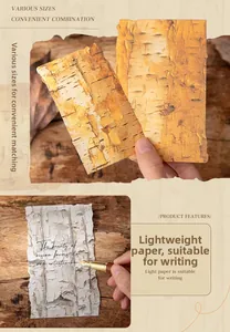 Detaillierte Nahaufnahme von Bastelpapier mit Baumrindenstruktur für DIY Journaling