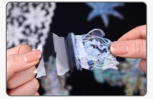 Gros plan d'un autocollant holographique en PET avec méduse pour scrapbooking DIY