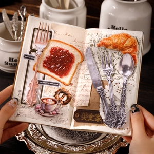 Set di adesivi vintage posate e cibo su scrapbook con motivi caffè e croissant