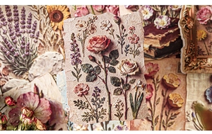 Detail aus geprägtem Vintage-Blumenpapier mit strukturierten Rosen und Büttenrändern