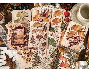 Makroansicht von geprägtem Vintage-Spezialpapier mit Blumenmuster auf einem Holztisch