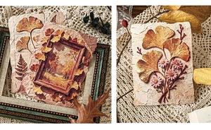 Detailansicht von retro geprägtem Blumenpapier mit Ginkgoblatt und Waldmotiven