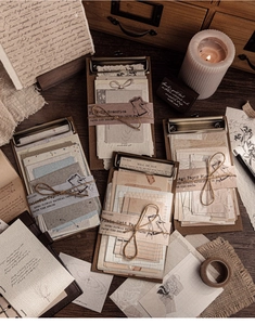 Detailansicht der Vintage Paper Time Scrapbooking-Materialpakete auf Holztisch