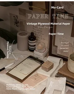 Detalle macro de papel scrapbooking vintage con diversas texturas y base de madera