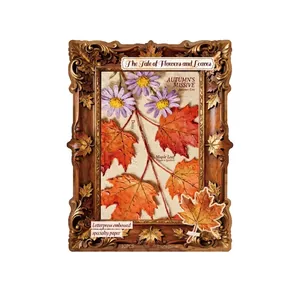Vintage Scrapbook-Papier mit Blumenrelief und 10 geprägten Herbstblättern und Gänseblümchen