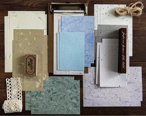 Makro-Detail von Vintage-Scrapbook-Papiertexturen mit Holzstempel und Dekorationsblock