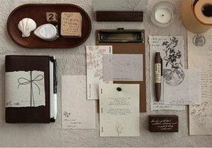 Flachbild von Vintage-Scrapbooking-Materialpapier mit Blumen- und Himmelsmotiven