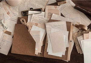 Nahaufnahme von Vintage-Kraftpapiermappen mit Bibliothekskarten und Bindfaden für Scrapbooking