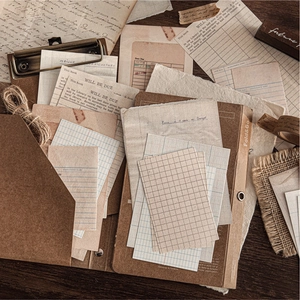 Vintage Scrapbooking Material Set mit Retro Ordnern und Rasterpapieren auf Holzgrund