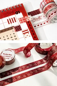 Dettaglio macro del nastro PET rosso con cuori e stelle su un'agenda planner