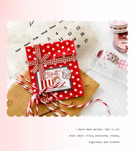 Dettaglio del set di nastri washi rossi con buste e spago per decorazioni scrapbooking