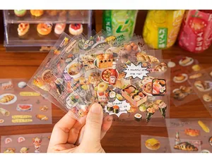 Gros plan d'autocollants transparents en PET sur le thème culinaire montrant la translucidité