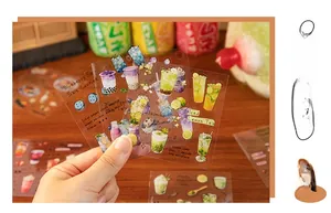 Détail d'autocollants en PET imperméables avec desserts colorés et boissons fraîches