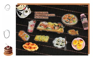 Détails d'autocollants de cuisine japonaise avec sushis et desserts sur tapis en bambou