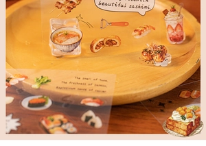 Détail d'autocollants PET transparents avec cuisine japonaise et sushis sur plateau bois