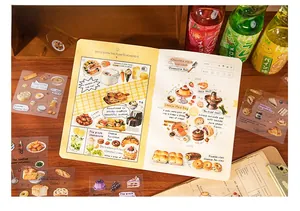 Détail d'autocollants sur le thème culinaire montrant divers snacks sur un journal