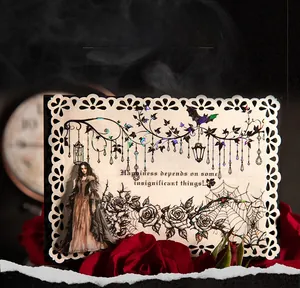 Détail du ruban PET gothique avec effets holographiques laser, roses et motifs victoriens