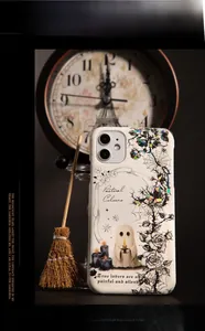Détail d'une coque de téléphone gothique avec fantôme et rose sur fond sombre