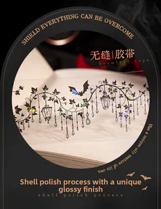 Détail macro du ruban adhésif PET gothique avec finition nacrée et motifs de chauve-souris