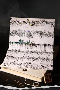 Détail d'autocollants gothiques holographiques avec roses noires et épines sur papier rétro