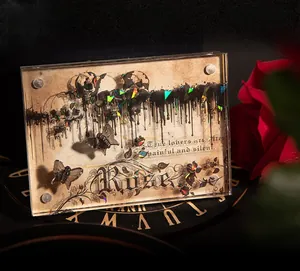 Art gothique en acrylique avec tête de mort et rose sur fond sombre texturé