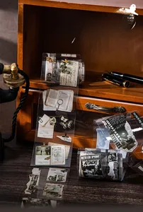 Makrodetail von Retro-PET-Dekoband mit Vintage-Schmetterlings- und Zeitungselementen
