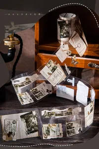 Detailansicht von Vintage-PET-Klebeband mit botanischen Stempeln und alten Briefen