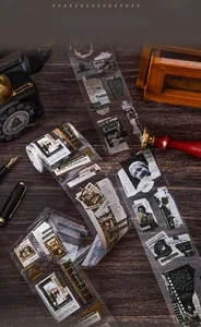 Nahaufnahme von Vintage-PET-Klebeband mit alten Zeitungs- und Filmmotiven