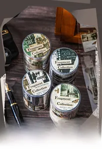 Nahaufnahme von vier Rollen Vintage-PET-Klebeband in transparenter Zylinderverpackung