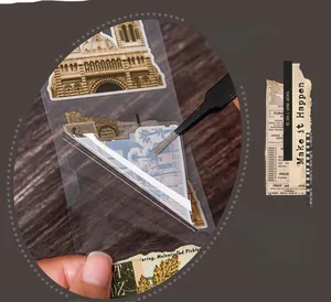 Detail von Vintage-Collage-Aufklebern mit Architektur und floralen Motiven für Scrapbooks