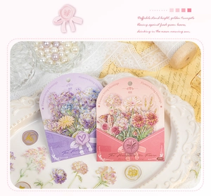 Détail des autocollants floraux PET vintage dans un emballage enveloppe avec sceau et perles