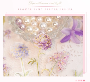 Détails d'autocollants PET violets avec motifs floraux en dorure et fond transparent