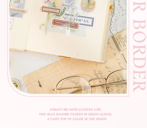 Détails macro d'autocollants dorés vintage avec fleurs et papillons sur un carnet créatif