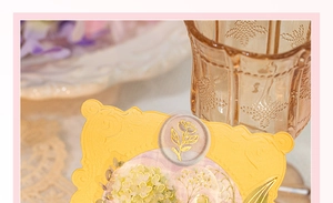 Détail de stickers floraux baroques dorés avec sceau de cire et dentelle rétro